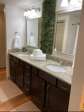 Bright & Modern Galleria Suite! 5 Star Location, Self Check In & Free Parking